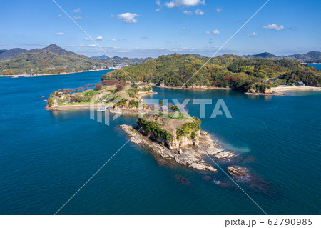 能島(愛媛県今治市/しまなみ海道)を俯瞰した地域風景 能島(愛媛県今治市/しまなみ海道)を俯瞰した地域風景 62790985