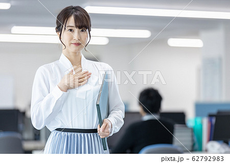 ビジネスウーマン お任せくださいの写真素材 [62792983] PIXTA