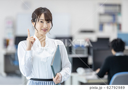 ビジネスウーマン　指差し 62792989