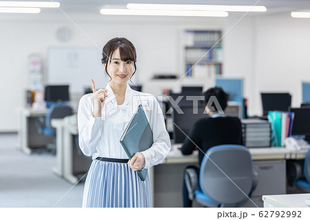 ビジネスウーマン 指差し ビジネスウーマン 指差し 62792992