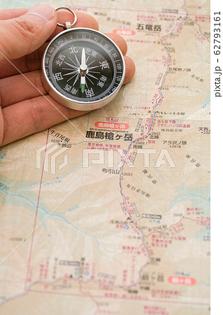方位磁石と山岳地図 62793161