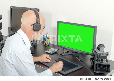 video editor in his studio video editor in his studio 62793904