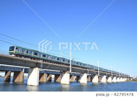 相模川橋梁を渡るE231系東海道線普通電車 62795478