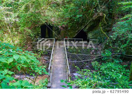 東京八王子市の初夏の高尾山6号路の岩屋大師 62795490