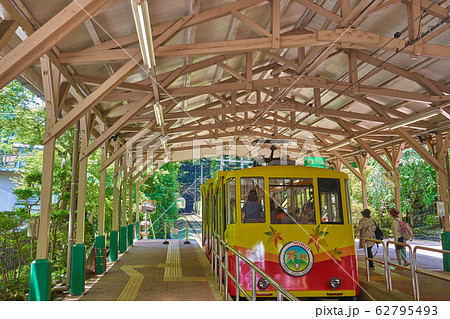 東京八王子市 初夏の高尾山ケーブルカー清滝駅 62795493