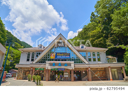 東京八王子市 新緑の高尾山ケーブルカー清滝駅 62795494