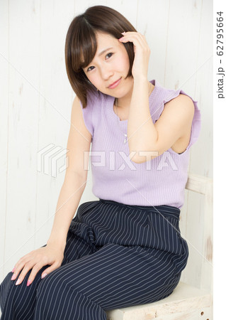 椅子に座る女性 62795664