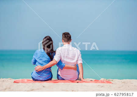 Back view of family on the beach 62795817