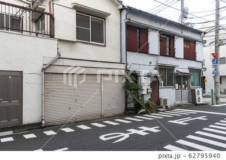 日本の古い住宅、一戸建てアパート 62795940