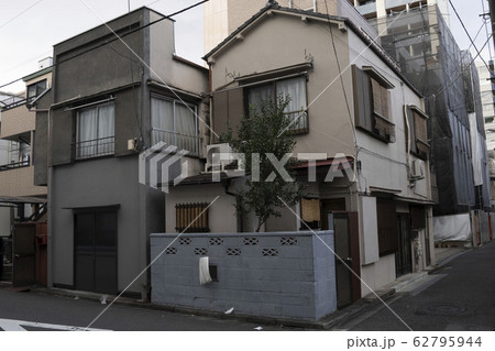 日本の古い住宅、一戸建てアパート 62795944