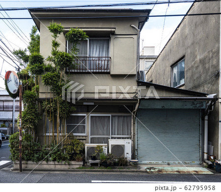 日本の古い住宅、一戸建てアパート 62795958