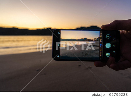 スマホ越しの海 62796228
