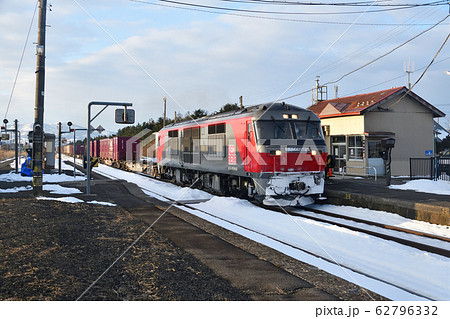 冬の早朝の北海道八雲町JR山崎駅を通過する貨物列車の風景を撮影 62796332