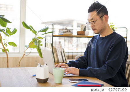 自宅で仕事をするお父さん 自宅で仕事をするお父さん 62797100