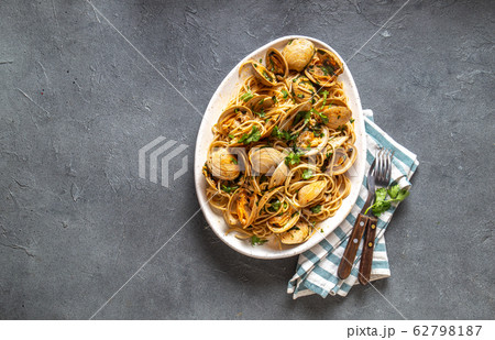 Seafood Pasta. ITALIAN SPAGHETTI ALLE VONGOLE. 62798187