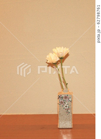 陶器の花瓶に美しく生けられた白い可憐な花の写真素材 [62798761] - PIXTA