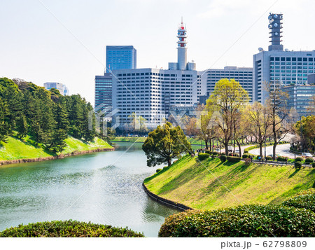 皇居・桜田濠と霞が関の庁舎 62798809