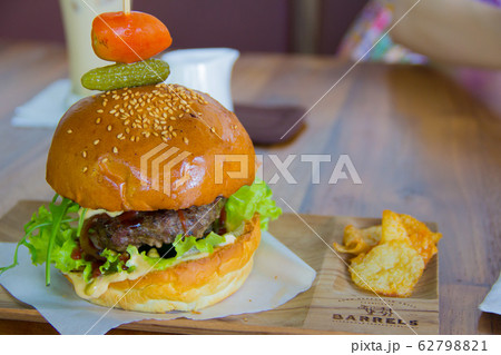 ハンバーガー 62798821