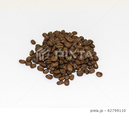 Small pile of coffee beans with a white backdropp Small pile of coffee beans with a white backdropp 62799110