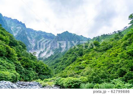 群馬県 谷川岳 一の倉沢の風景 62799886