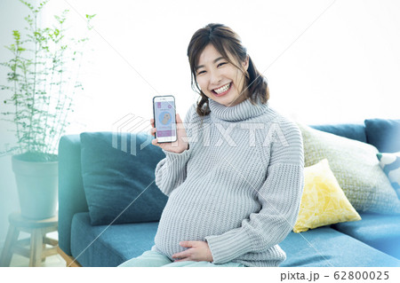 妊婦 (アプリ画面はピクスタのために作成したダミーです) 妊婦 (アプリ画面はピクスタのために作成したダミーです) 62800025