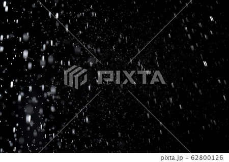 黒い背景の合成に使える飛沫感染のイメージ（コロナウィルス） 62800126