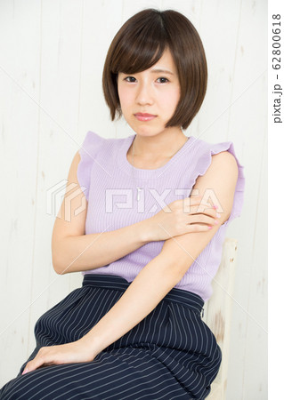 椅子に座る女性 62800618