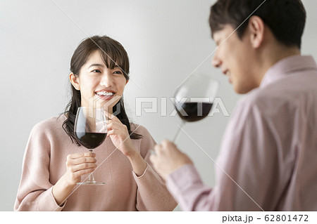赤ワインを飲む男女 62801472