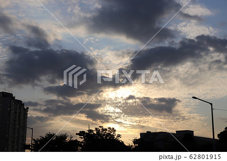 空 雲 夕焼け 62801915