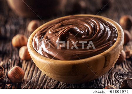 Chocolate hazelnut spread in wooden bowl - Close 62802972