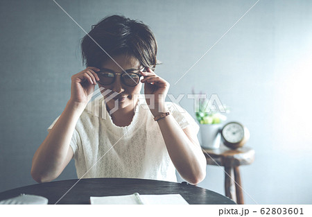 メガネをかけ、集中して勉強する女性のポートレート メガネをかけ、集中して勉強する女性のポートレート 62803601