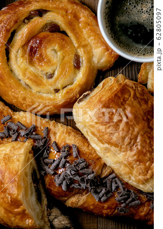 Puff pastry buns and croissant 62805097
