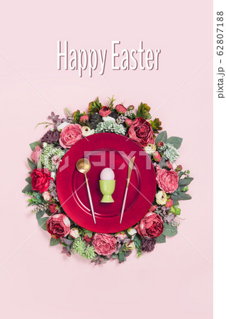 Happy Easter egg plate on floral wreath flat lay 62807188
