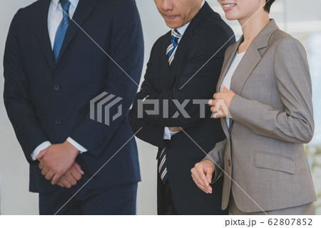 business　距離が近い女性　職場 62807852