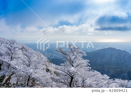 三重県　冬の御在所山頂　樹氷　霧氷　遠くに伊勢湾 62809421