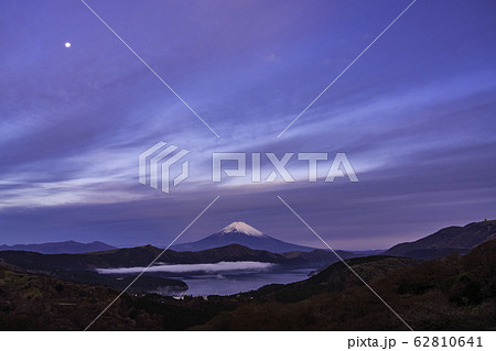 （神奈川県）箱根大観山から望む富士山　夜明け 62810641