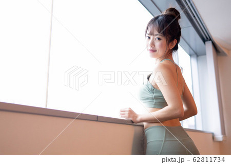 ヨガウエアの女性 ヨガウエアの女性 62811734