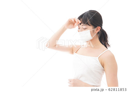 感染症予防でマスクをつける若い女性 62811853