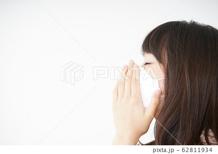 感染症予防でマスクをつける若い女性 62811934