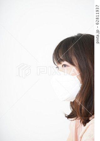 感染症予防でマスクをつける若い女性 62811937