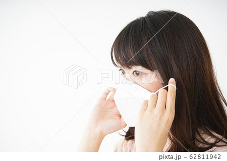 感染症予防でマスクをつける若い女性 62811942