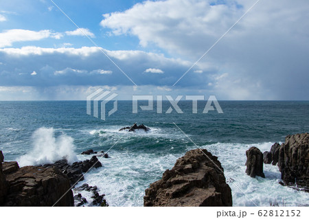 冬の越前海岸、東尋坊の荒波と荒れる日本海の天気 62812152