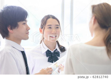 高校生と外国人講師 高校生と外国人講師 62812740