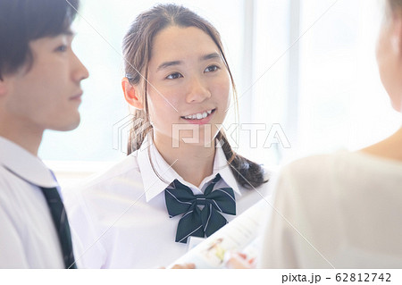 高校生と外国人講師 高校生と外国人講師 62812742