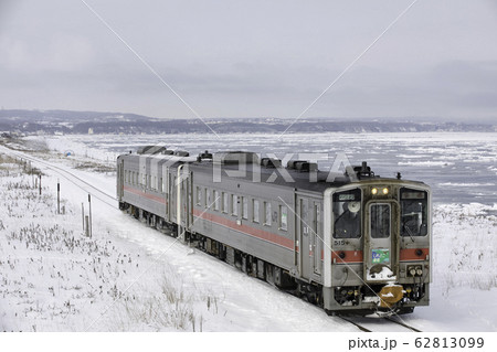 流氷の側を走るしれとこ摩周号 流氷の側を走るしれとこ摩周号 62813099