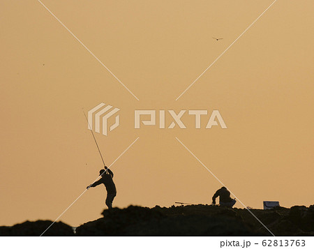 黄昏の黄金の色の中の釣り人 秋田県男鹿半島 黄昏の黄金の色の中の釣り人 秋田県男鹿半島 62813763