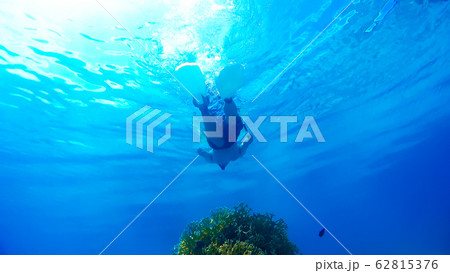 沖縄 渡嘉敷島の渡嘉志久ビーチ 水中写真の写真素材