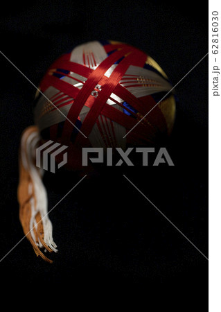 手毬、和風イメージ【黒背景】 62816030