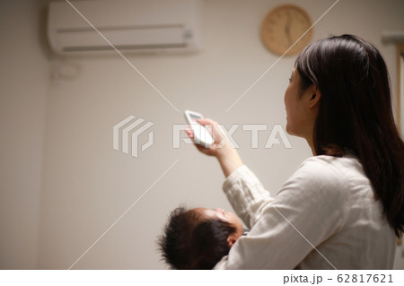 エアコンをつける母親 エアコンをつける母親 62817621