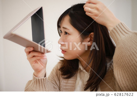 頭髪を気にする女性 62817622